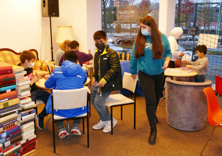 kinder-spielen-in-einem-raum-mit-tischen
