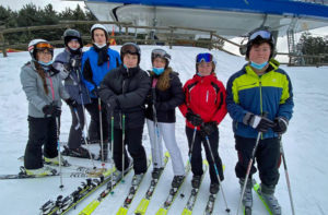 jugendliche auf skiern im schnee
