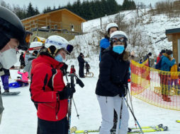 Jugendliche-in-winterberg-auf-skiern