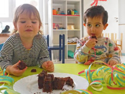 kinder-essen-schokoladenkuchen-am-tisch