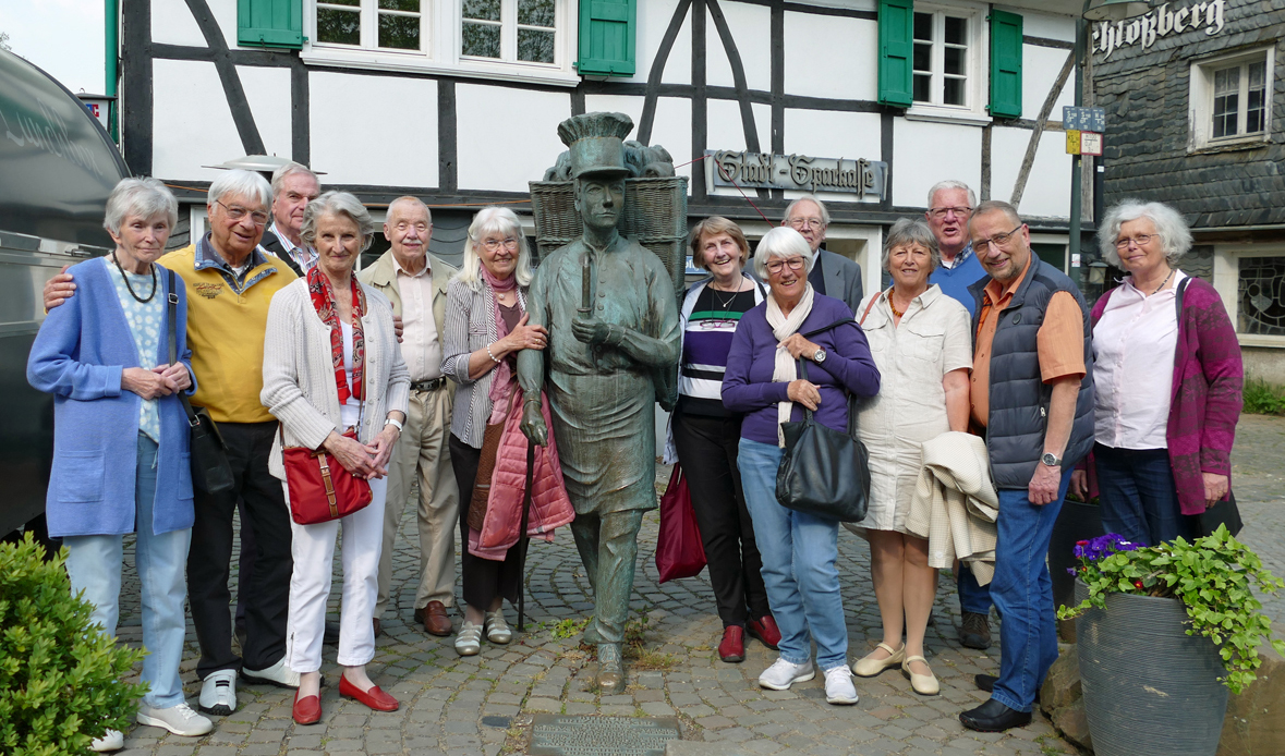 gruppebild-mit-skulptur-in-solingen