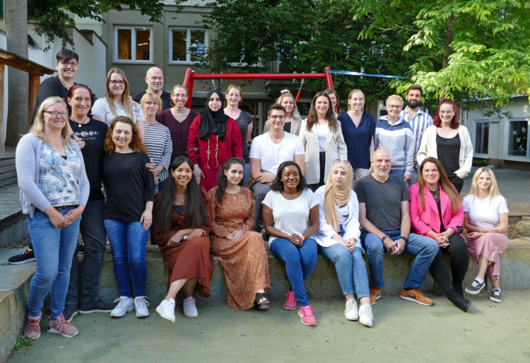 gruppenbild mit maennern und frauen