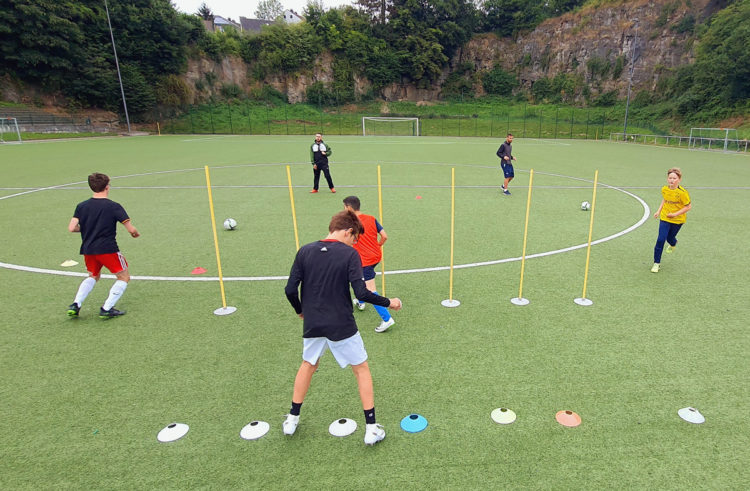 kinder beim fussballtraining