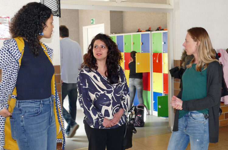 dilek-engin-im-gespraech-mit-mitarbeiterinnen-des-cvjm-oberbarmen