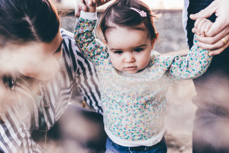ein-kleines-kind-neben-dem-gesicht-der-mutter