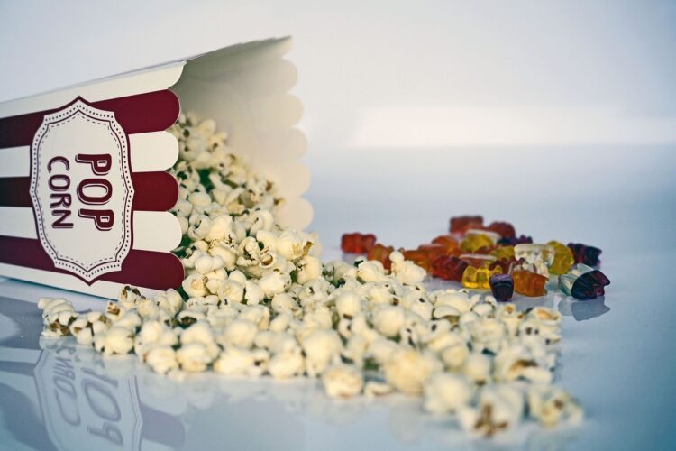 eine-tuete-mit-popcorn