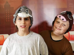 Zwei Kinder mit Tiermützen auf dem Kopf