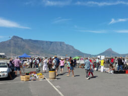 Ein Flohmarkt in Kapstadt vor der Kulisse des Tafelbergs