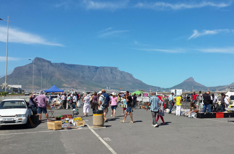 Ein Flohmarkt in Kapstadt vor der Kulisse des Tafelbergs