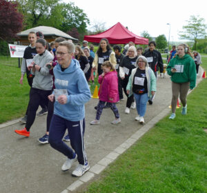 Kinder und Erwachsene starten zu einem gemeinsamen Lauf-Event
